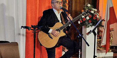 Patriotyczne śpiewanie z Janem Pospieszalskim w łowickim muzeum-332930