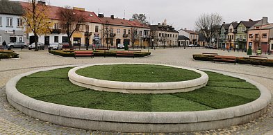 Fontanna w Łowiczu przykryta sztuczną trawą. Estetycznie czy zabawnie?-332972