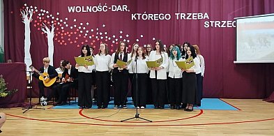 Łowicz. Patriotycznie w I LO. Przyznano również tytuł Przyjaciela Szkoły-333164