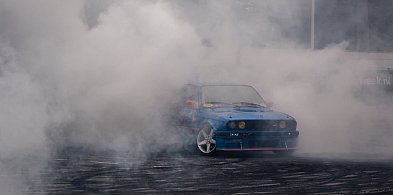 Kierowcy BMW słono zapłacili za drift na sklepowym parkingu-333284