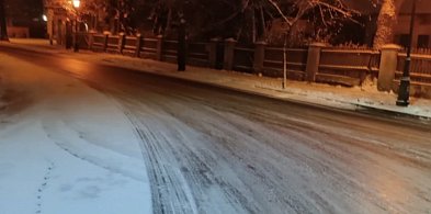 Kierowcy! Gołoledź na drogach w Łowiczu. Na ulice wyjechały piaskarki-333584