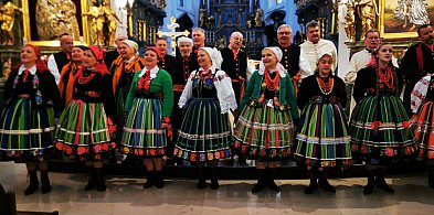 Łowicz. Zespół Ksinzoki gwarą uświetnił Mszę w Bazylice Katedralnej (WIDEO)-333563