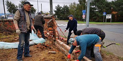 Strykowscy parafianie odbudowują mur cmentarny-331506