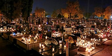 Jak zaplanować wizytę na cmentarzu?-332351