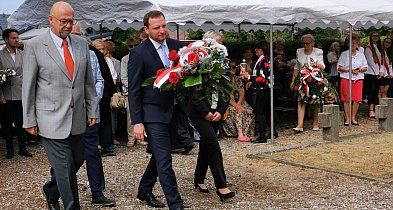 Polacy i Niemcy składali kwiaty na polskich grobach 1 września w Łowiczu-329912