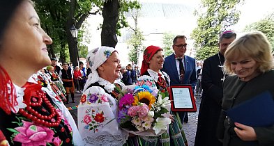 Na Starym Rynku w Łowiczu odsłonięto pięć kolejnych Gwiozd FILMY i ZDJĘCIA-330163