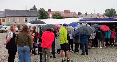 Wielka Trasa Śniadaniowa w Łowiczu. Deszcz nie przeszkodził w śniadaniu na rynku-330403