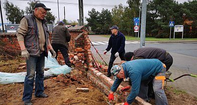 Zawalił się mur cmentarza w Strykowie. Parafianie ruszyli do pracy-331506