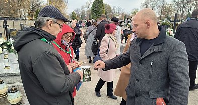 Łowicki PTTK szuka kwestarzy. Staną z puszkami 1 i 2 listopada na cmentarzach-331704