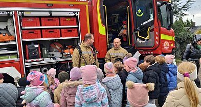 Małe bohaterki i bohaterowie w strażackiej remizie-332291