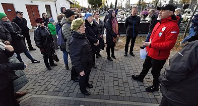 Przewodnicy PTTK zabiorą nas na spacer po łowickich cmentarzach-332735