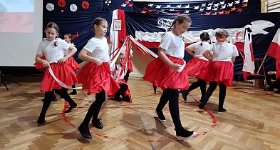 SP1 Łowicz. Uczcili 11 Listopada śpiewem i tańcem FOTO VIDEO-332858