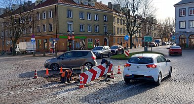 Poprawiają nawierzchnię Starego Rynku, ale czy to rozwiąże problem?-333176