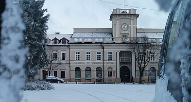 Robi się chłodniej! Śnieg sypie na południu Polski. W Łowiczu też będzie biało?-333512