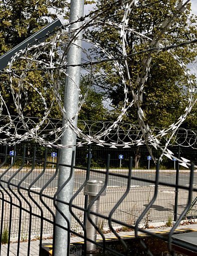 Koniec z kolczastym płotem i bramami na chodnik. Nowe zasady od 2026 roku -330395