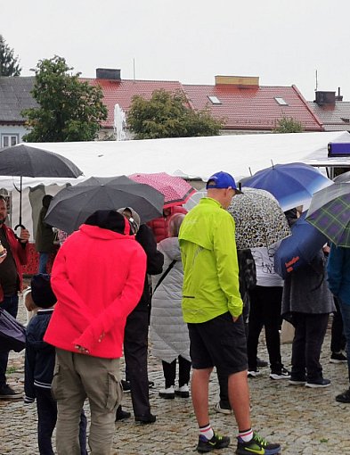 Wielka Trasa Śniadaniowa w Łowiczu. Deszcz nie przeszkodził w śniadaniu na rynku-330403