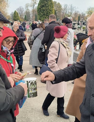Łowicki PTTK szuka kwestarzy. Staną z puszkami 1 i 2 listopada na cmentarzach-331704