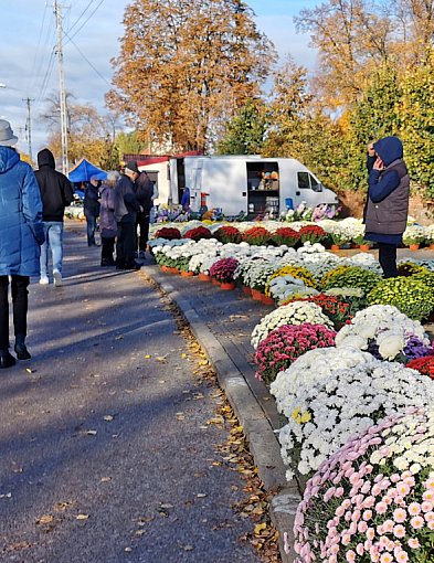Utrudnienia przy łowickich cmentarzach. Zmiany w ruchu i apel do kierowców-332264