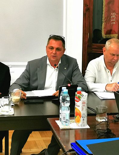 Burmistrz Siewiera z wyższym wynagrodzeniem – ostry sprzeciw opozycji-332501