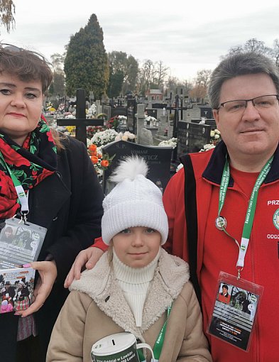 Łowicz. Drugi dzień, a oni nadal stoją. Wciąż możesz pomóc ratować cenne nagrobki-332567