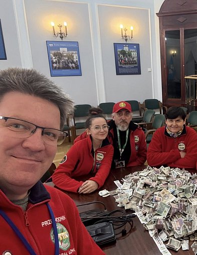 Łowicz. Więcej niż rok temu! Jest kolejny rekord kwesty na cmentarzach-332702