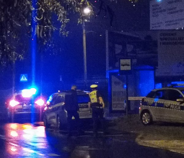 Kilka radiowozów policji i karetka. Co się stało na Armii Krajowej?-330398