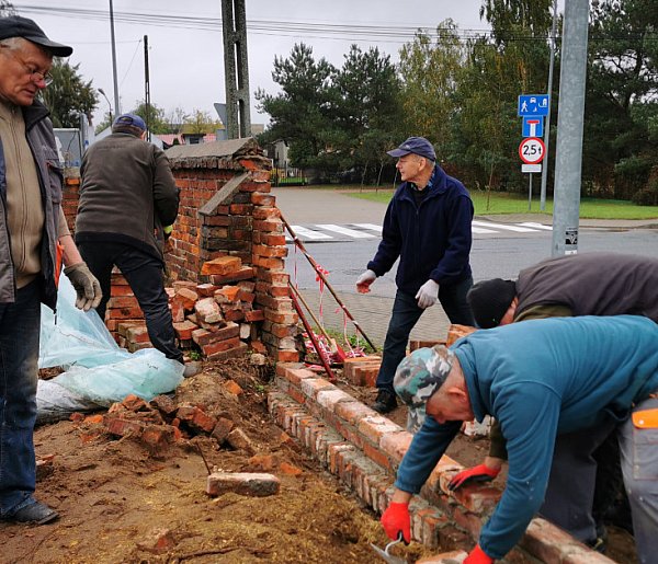 Strykowscy parafianie odbudowują mur cmentarny - 331506