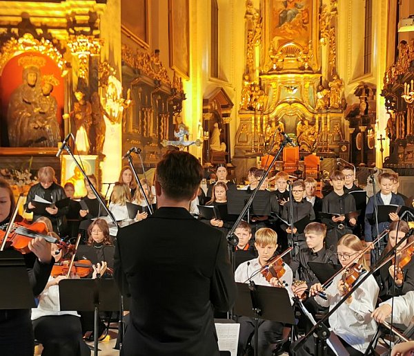 Niezwykłe widowisko muzyki i świateł w łowickiej katedrze-331572