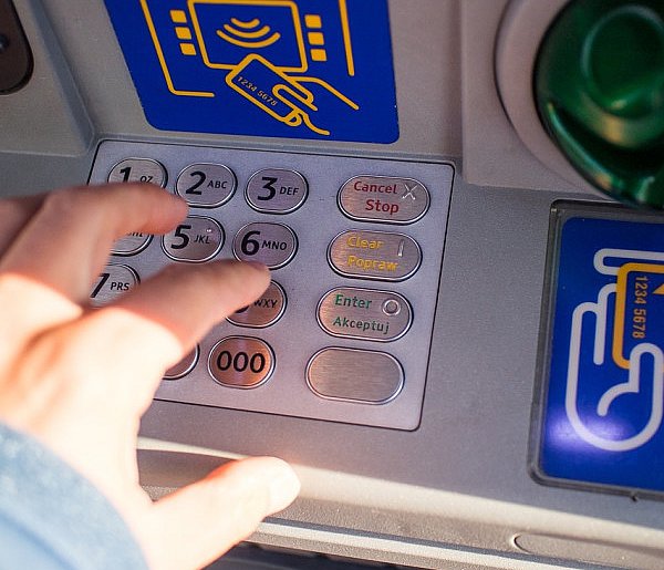 Z kont znikały pieniądze. Policja i bank badają ogólnopolski incydent-332195