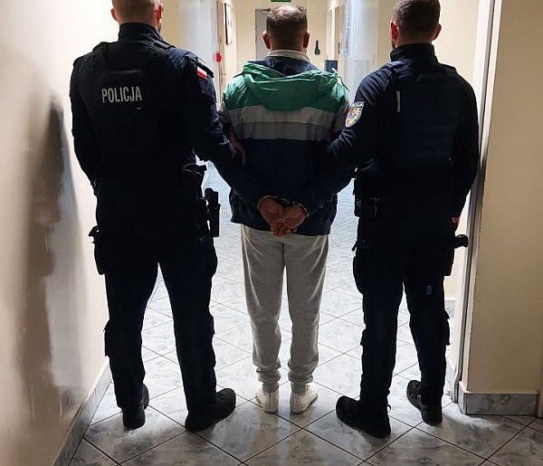 Zatrzymany w Łowiczu. Jechał mimo zakazu, teraz grozi mu powrót do kraju-332297