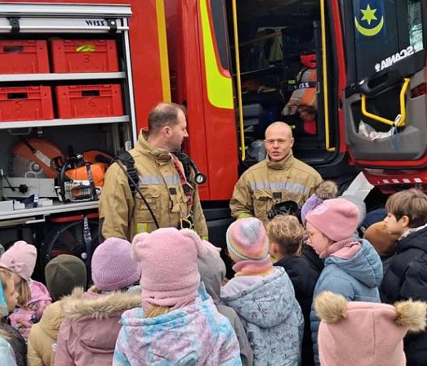 Małe bohaterki i bohaterowie w strażackiej remizie - 332291
