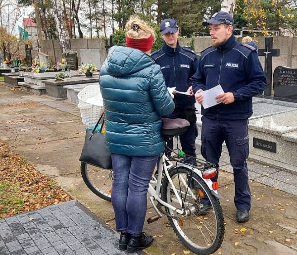 Jak nie dać okraść się na cmentarzu? Łowiccy policjanci radzą-332342