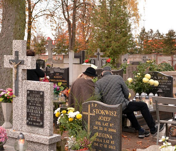 Czy 1 listopada wypada się śmiać na cmentarzu?-332525