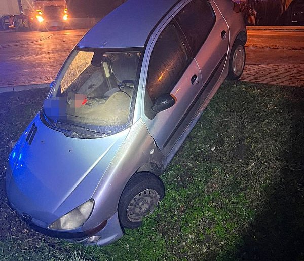 Pijany 82-latek zakończył jazdę w rowie-332711