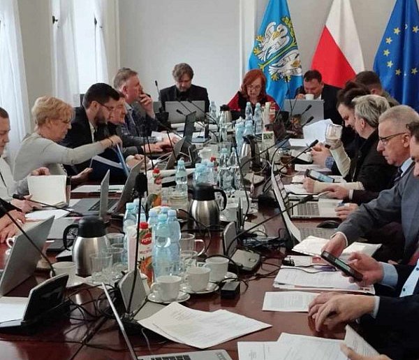 Ranking łowickich radnych. Szymon Szaleniec najwyżej oceniony-332885