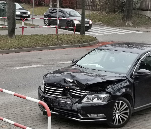 Rozbity Passat na Kaliskiej w Łowiczu. Co się stało?-332954