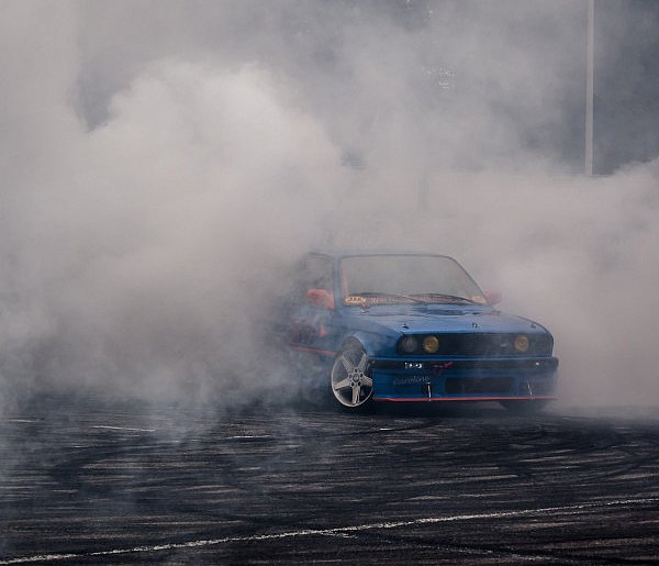 Kierowcy BMW słono zapłacili za drift na sklepowym parkingu-333284