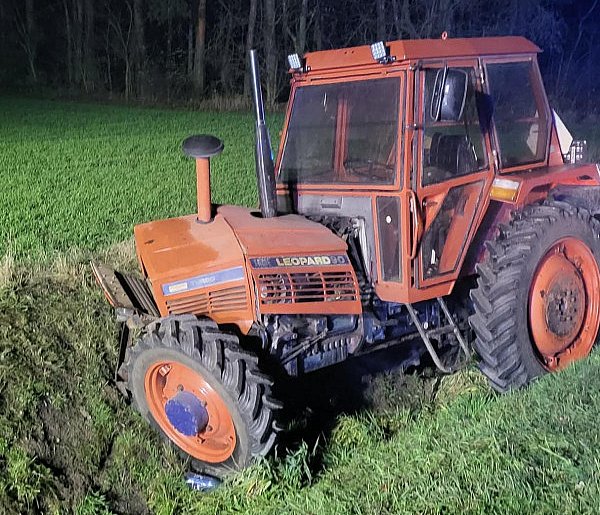 Blisko tragedii! Pod Łowiczem audi uderzyło w ciągnik-333320