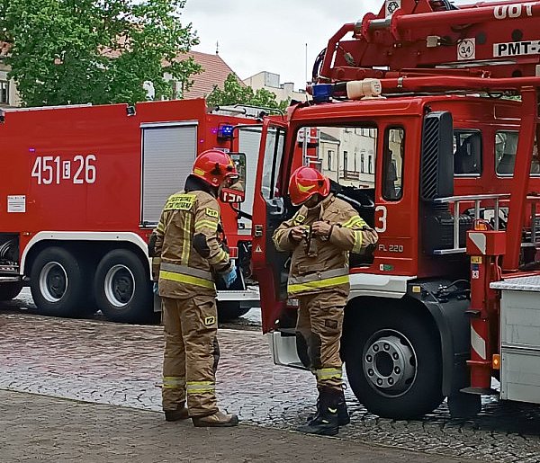 O 2.00 w nocy strażacy pomogli podnieść męża, bo żona nie dawała rady-333329
