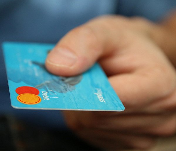 Fiskus skontroluje płatności kartą Polaków? Resort zabiera głos-333478