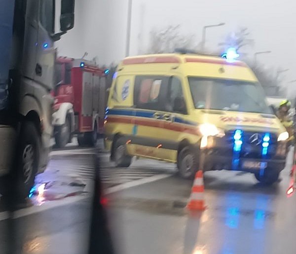 Zderzenie trzech pojazdów w Łowiczu. Trzy osoby trafiły do szpitali-333714