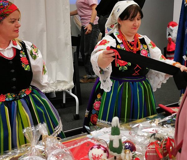 Duże zainteresowanie kiermaszem bożonarodzeniowym w szkole przy Ułańskiej (FOTO)-333942