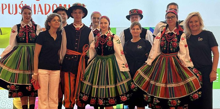 Dąbrowskie Pasiaki zatańczyły na Stadionie Narodowym-330171