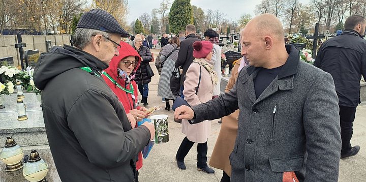 Jak dołączyć do kwestu na łowickiech cmentarzach?-331704