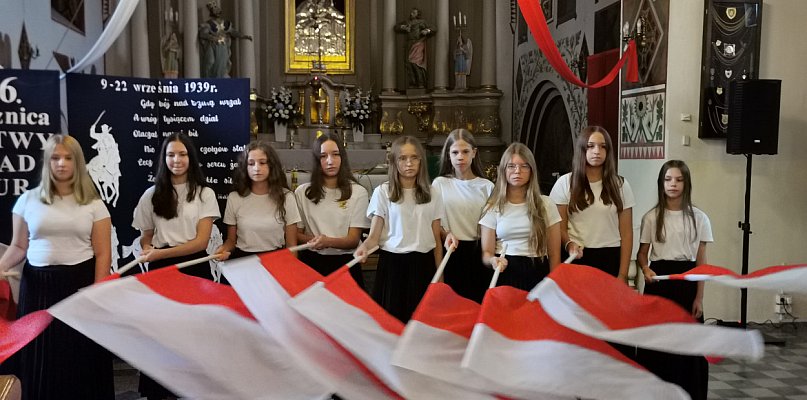 Gmina Bielawy. Przed deszczem skryli się w kościele  - 330406