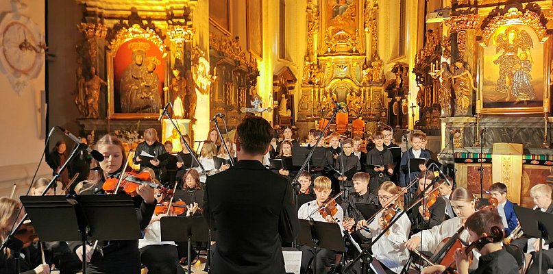 Niezwykłe widowisko muzyki i świateł w łowickiej katedrze - 331572