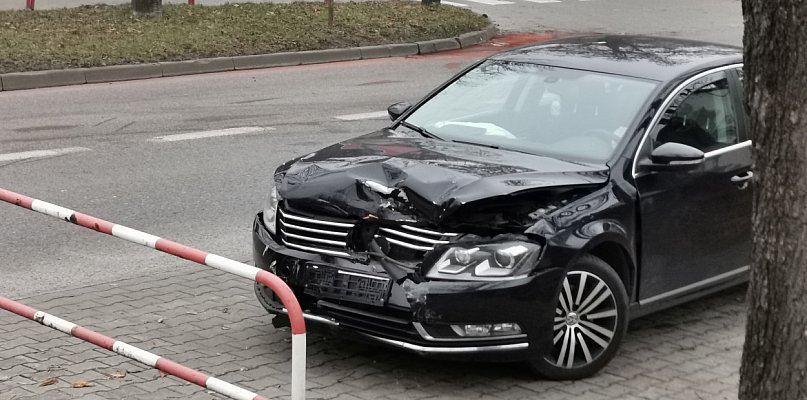 Rozbity Passat na Kaliskiej w Łowiczu. Co się stało? - 332954