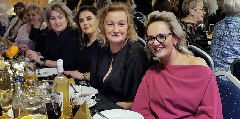 Gospodynie integrują się w Wyborowie. Bawi się 120 osób (DUŻO ZDJĘĆ) - 332957