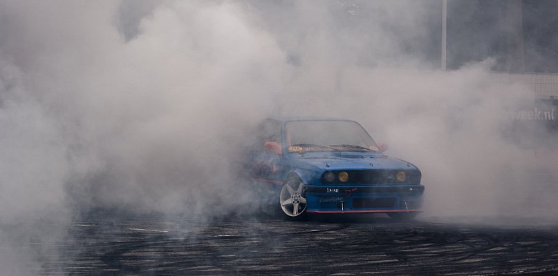 Kierowcy BMW słono zapłacili za drift na sklepowym parkingu - 333284