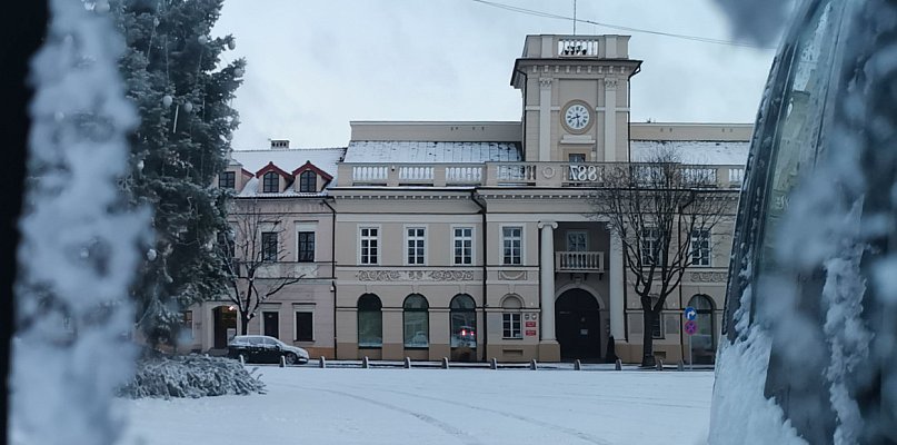 Robi się chłodniej! Śnieg sypie na południu Polski. W Łowiczu też będzie biało? - 333512